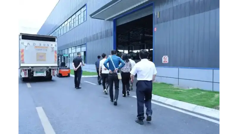 Internationale klant bezoekt HYT Packaging voor een fabrieksrondleiding op locatie