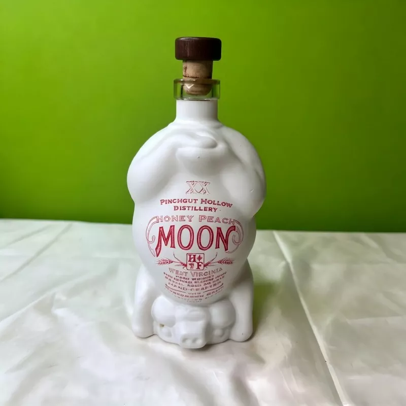 Unieke keramische fles in de vorm van een varken met matte afwerking Unieke keramische fles in de vorm van een varken met matte afwerking